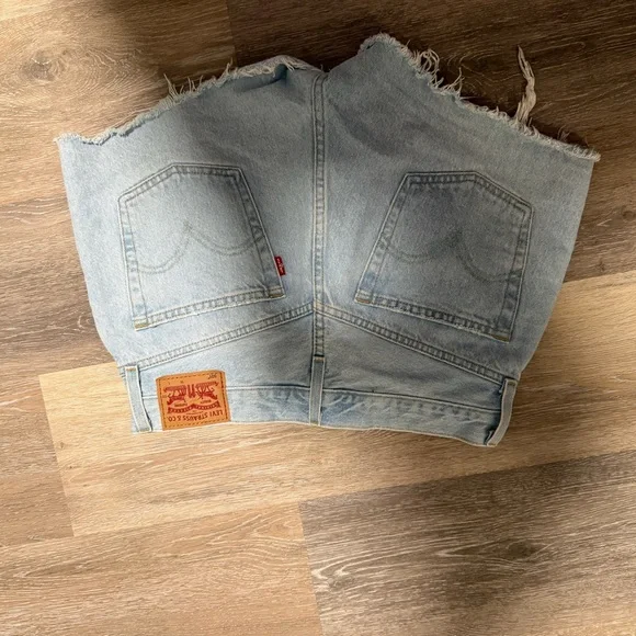 Light Wash Distressed Denim Cropped Jeans - Picture 2 of 2